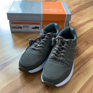 New- men’s Weatherproof Russell Athletic shoes 👟